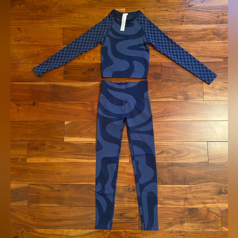 Fabletics seamless fair isle set. XS. Navy and blue swirl and checker pattern.